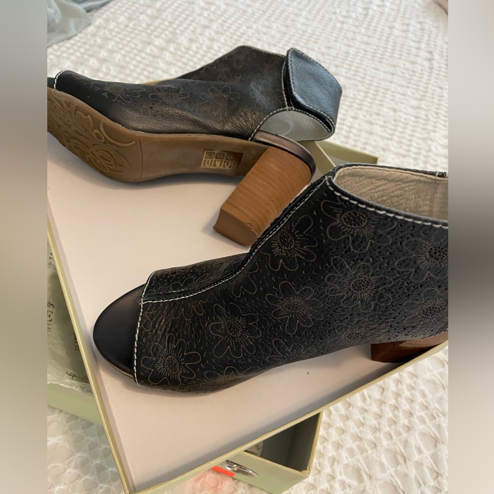 L’ARTISTE PEEP TOE HEELS